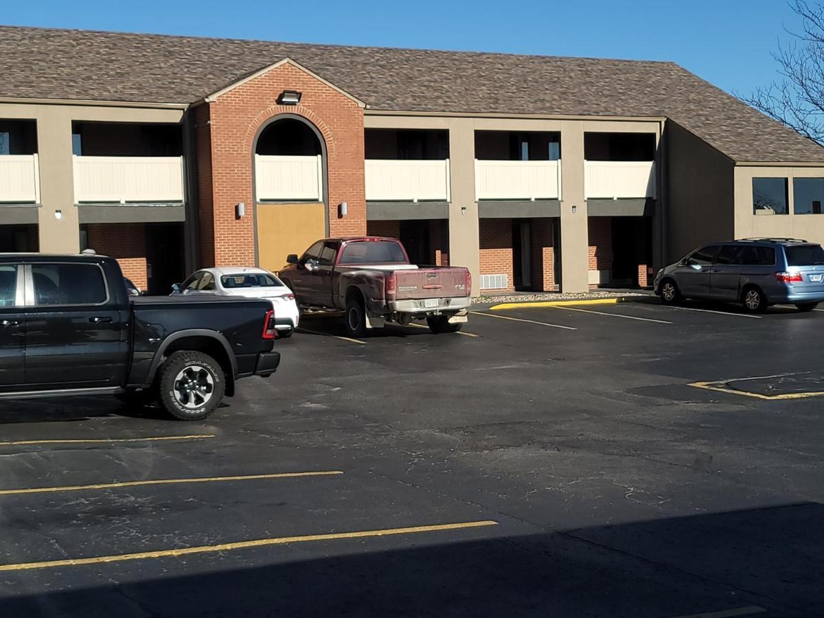 Super 8 By Wyndham Kansas City Airport North Экстерьер фото