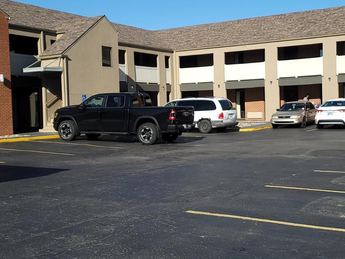 Super 8 By Wyndham Kansas City Airport North Экстерьер фото