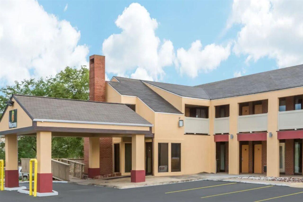 Super 8 By Wyndham Kansas City Airport North Экстерьер фото