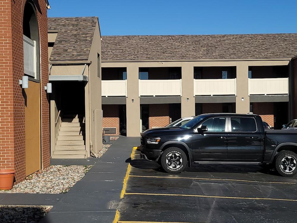 Super 8 By Wyndham Kansas City Airport North Экстерьер фото