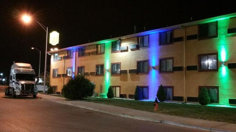 Super 8 By Wyndham Kansas City Airport North Экстерьер фото